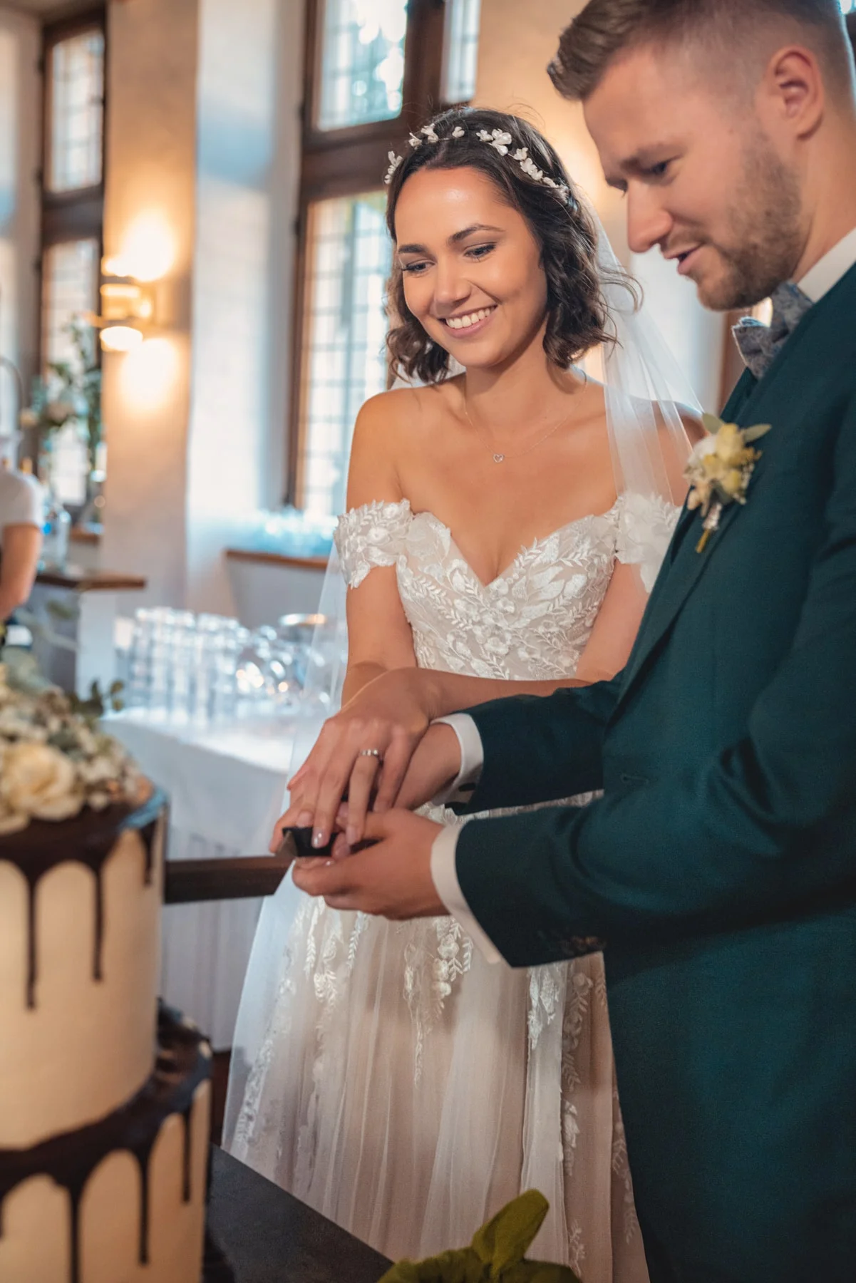 Brautpaar schneidet Hochzeitstorte an